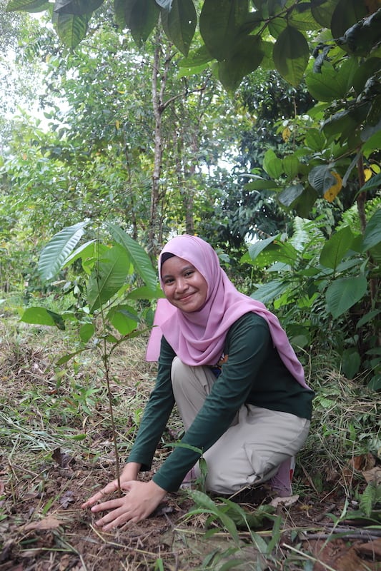 30 Anak Muda Kayong Utara Menanam 40 Pohon 